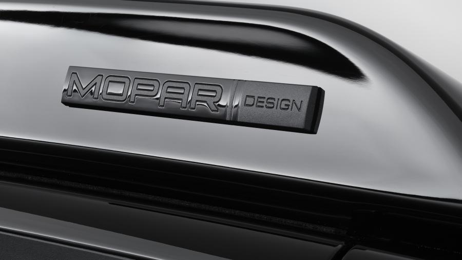 Логотип Dodge Challenger by Mopar 2017 года  (фото 21 из 25)